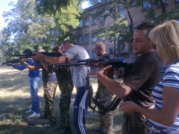 Mariupol’s three lines of defence:  Azov battalion, the volunteers and the kids ~~