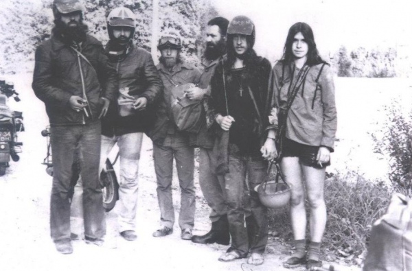 Алік з друзями в Карпатах 1983 рік. Люди в потертих джинсах, з довгим волоссям, організовували свій театр, збиралися, щоб почитати вірші, грали музику тощо