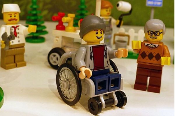 У Lego вперше з'явилася фігурка людини в інвалідному візку 